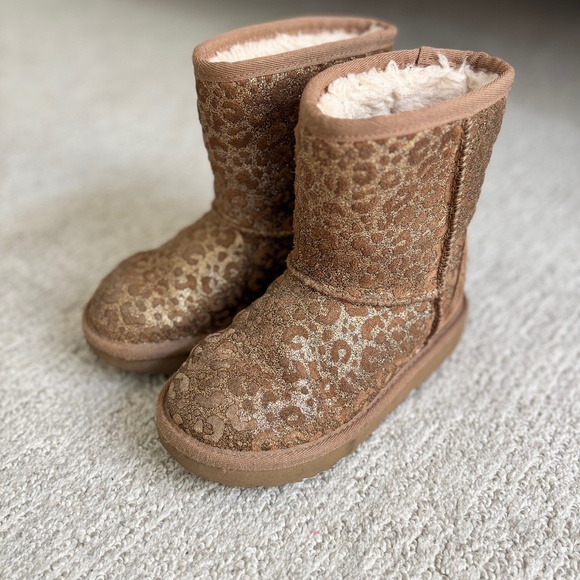 Kids Uggs - Picture 1 of 6
